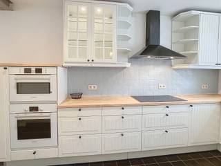 <p>Charmant gerenoveerd rijhuis uit 1902 gelegen in Tienen, op 7 min van het treinstation en dicht bij allerlei voorzieningen als een supermarkt, ziekenhuis,...<br /><br />Deze woning geniet van 142m² woonoppervlakte. Via het inkomhalletje kom je binnen in een prachtig afgewerkte keuken met eetplaats.<br />Drie traptreden lager bevind zich de lichtrijke woonkamer met zicht op het ruime terras. Verder is er op gelijkvloers ook een gastentoilet.<br /><br />Op de eerste verdieping vind je 2 slaapkamers, een badkamer met lavabomeubel, bad, douche en toilet. Op de tweede verdieping is er nog een slaapkamer en daarnaast is er nog heel wat plaats tot het creëren van een bureauruimte. <br /><br />Verder is er nog een ruime kelder met aansluiting voor een wasmachine.<br /><br />Mogelijkheid tot huren van staanplaats achter de woning!<br /><br />De huurprijs voor deze leuke, instapklare woning is 1200euro. <br />Het privatief verbruik is individueel. <br />De woning is beschikbaar 15/09/2026. <br /><br />Vraag snel je bezoek aan via: www.living-stone.be!</p>