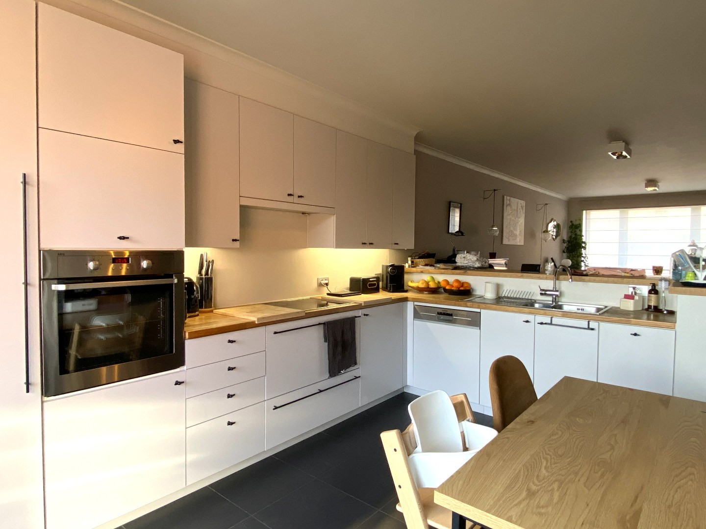 GEZELLIGE INSTAPKLARE RIJWONING MET 3 SLAAPKAMERS | TERRAS EN AUTOSTAANPLAATS - foto 4