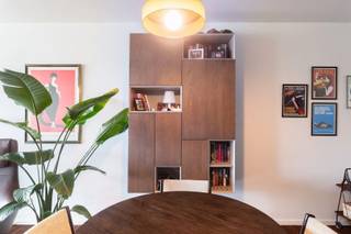 <p><span>Exclusief wonen aan het park in de Stanislas Leclefstraat</span></p><p><span>Op een prachtige, groene locatie in de </span><span>Stanislas Leclefstraat</span><span>, pal aan het park, bevindt zich dit bijzonder stijlvolle loftappartement. Een unieke woonplek waar rust, licht en hoogwaardige afwerking harmonieus samenkomen. Het vrije uitzicht op het groen geeft het appartement een uitzonderlijk gevoel van ruimte en sereniteit.</span></p><p><span>Bij het binnenkomen wordt u meteen verwelkomd door de royale lichtinval en de warme, verfijnde uitstraling van het interieur. </span><span>Doorheen het volledige appartement ligt een prachtige parketvloer</span><span>, die niet alleen voor een tijdloze en luxueuze uitstraling zorgt, maar ook de verschillende ruimtes op elegante wijze met elkaar verbindt.</span></p><p><span>De ruime leefruimte baadt in het natuurlijke licht dankzij de grote raampartijen en vormt het kloppende hart van het appartement. De combinatie van de warme parketvloer, de open volumes en het zicht op het park creëert hier een bijzonder aangename woonbeleving.</span></p><p><span>De hoogwaardig afgewerkte keuken sluit naadloos aan bij de leefruimte en werd uitgerust met kwalitatieve inbouwtoestellen. Zo beschikt u over een </span><span>BORA inductiekookplaat met geïntegreerde dampkap</span><span>, een ingebouwde oven, stoomoven en koelkast. Design en functionaliteit gaan hier perfect hand in hand. Aansluitend bevindt zich een ruime berging die voor het nodige praktische comfort zorgt.</span></p><p><span>Een absolute blikvanger is het heerlijke terras met uitzicht over het park. Een prachtige plek om de dag rustig te beginnen met een kop koffie, te genieten van een zonnige namiddag of 's avonds met een glas wijn tot rust te komen terwijl het groen letterlijk aan uw voeten ligt.</span></p><p><span>De slaapkamer bevindt zich aan de </span><span>rustige achterzijde</span><span> van het appartement, waardoor privacy en nachtrust gegarandeerd zijn. De ruime badkamer is stijlvol afgewerkt en voorzien van een comfortabele inloopdouche, geheel in lijn met het hoogwaardige karakter van de woning.</span></p><h1><span>Troeven</span></h1><ul><li><span>Top locatie aan het park</span></li><li><span>Gunstige EPC - energie zuinig</span></li><li><span>Hoogwaardige afwerking</span></li><li><span>Groen voor de deur</span></li><li><span>Terras</span></li><li><span>Blanco elektrische keuring </span></li><li><span>Lage verbruikskosten</span></li></ul><h1><span>Een uitzonderlijk loftappartement voor wie houdt van licht en verfijnde materialen, gecombineerd met de rust en het groen van een unieke ligging aan het park. Een woning die u niet alleen moet zien, maar vooral moet ervaren.</span></h1><p><span> </span></p>