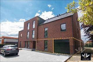 <strong><u>Ruim gelijkvloers nieuwbouwappartement met 2 slaapkamers, een terras en een mooie tuin op een goed bereikbare locatie! </u></strong><br /><br /><u><strong>Nog 3 van de 6 beschikbaar!</strong></u><br /><br /><strong><u>Troeven: </u></strong><br />- Zeer goed gelegen <br />- Keuken, badkamer en vloeren nog volledig naar eigen smaak te kiezen<br />- 2 volwaardige slaapkamers <br />- Ruwbouwwerken zijn volledig klaar - kan snel worden afgewerkt en opgeleverd! <br />- Uitgerust met modern comfort (zonnepanelen, lift, laadpaal voor elektrische wagens op de bezoekersparking, ...) <br />- Omheinde privatieve tuin<br />- Mits een beetje geduld ook genieten van de rust aan de voorkant van het gebouw<br /><br /><strong>Ondergrondse parking aan te kopen aan € 25.000,00 excl. kosten).<br />Ondergrondse kelderberging gekoppeld aan het appartement aan te kopen (€ 5.000,00 euro excl. kosten).<br /><br />--> Appartement + ondergrondse parkeerplaats + kelderberging = <u>+-413.000,00 euro incl. btw incl. registratie.</u><br /><br />Nog 1 dubbele garage mogelijk! (40.000,00 excl. kosten = 2e garage aan 15.000,00 euro)</strong><br /><br /><strong><u>Locatie</u> </strong><br />Nieuwbouwproject "Mikeyla" is een tijdloze residentie met in totaal 6 ruime appartementen op een uiterst goed bereikbare locatie langs de baan Hasselt-Eindhoven, ook wel de Noord-Zuid verbinding genoemd. Deze verbinding zal volledig heringericht worden om voor het drukke verkeer een vlotte doorstroming te garanderen, en voor de omwonenden een rustige omgeving te creëren. De omgeving van dit nieuwbouwproject werd al geïntegreerd in de plannen en zal omgevormd worden tot een rustige en groene omgeving met behoud van de goede bereikbaarheid.<br /><br /><strong><u>Indeling appartement 2</u></strong><br />Het betreft hier het <strong>gelijkvloers en ruim nieuwbouwappartement, rechts</strong> van het kleinschalige complex.<br />De indeling is als volgt: via de zeer ruime inkomhal kunnen we meteen naar de leefruimte met open keuken en waar een zee van natuurlijk licht binnenkomt dankzij de grote raampartijen. Deze geven mooi uit op de omheinde tuin en het groot terras. We vinden er ook nog aansluitend een handige berging terug. Via de inkomhal kunnen we tevens ook het gastentoilet betreden en krijgen we toegang tot 2 slaapkamers en de badkamers.<br /><br /><strong><u>Algemeen</u></strong><br />Deze degelijke appartementen zijn allen voorzien van een ventilatiesysteem, vloerverwarming en beschikken over een eigen, individuele installatie met zonnepanelen. Alle appartementen beschikken over een aangelegd terras gericht op het westen, zodat je de hele namiddag en avond kunt genieten van de zon. De appartementen op de gelijkvloerse verdieping hebben het extra voordeel van een volledig omheinde tuin aangrenzend aan het ruime terras.<br />In de ondergrondse parkeergarage heeft elk appartement zijn eigen autostandplaats, een afsluitbare bergruimte <strong>(voor appartement 2 is de bergruimte nummer 2 gereserveerd)</strong> en is er een gezamenlijke fietsenstalling. Desgewenst kan je een tweede autostandplaats aankopen.<br /><br /><u><strong>Extra toegang</strong> </u><br />Het complex kan je eveneens bereiken via een voetpad vanuit de achterliggende wijk. Altijd handig bij een gebrek aan parkeermogelijkheid voor bezoekers of bij hinder tijdens de werken aan de langverwachte Noord-Zuid verbinding, die binnenkort zullen starten en een aanzienlijke verbetering zullen betekenen voor de leefomgeving.<br /><br />Voor meer informatie helpt Koen je heel graag verder. Tot binnenkort? 