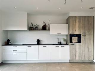 Dit nieuwbouw appartement is gelegen op de tweede verdieping in een rustige straat. U beschikt over een groot terras en een autostaanplaats (inbegrepen).U betreedt het appartementencomplex via de algemene inkomhal, zowel via de lift als via de trap bereikt u de inkomdeur van het appartement. De indeling van het appartement is als volgt: U betreedt het appartement via de ruime inkomhal met apart toilet en vestiairemogelijkheden. Verder is er een open ingerichte keuken, luxueus afgewerkt, voorzien van alle nodige toestellen met aanpalend een praktische berging. Aansluitend is er de living en eetkamer met veel lichtinval en toegang tot het terras. Twee slaapkamers en een ingerichte badkamer voorzien van ligbad, inloopdouche en dubbel lavabomeubel. Nog enkele troeven van dit appartement: Centrale verwarming op aardgas, hoogwaardige en luxueuze afwerking, volledige grondlaag geschilderd, lage algemene kosten aan € 50,00/maand, autostaanplaats aan €50/maand, laag E-peil en het appartement is vrij vanaf 1 augustus 2026 (1 juli ook mogelijk).Interesse? Aarzel zeker niet om ons vrijblijvend te contacteren en mail naar verhuur@bebuild.be.