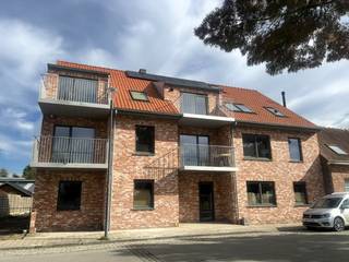 alles nieuw en moderndakappartement in duplexomvattende een inkom-/nachthal, klare living, volledig ingerichte moderne open keuken, 3 bergingen, 3...