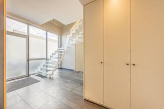 In het industriepark <strong>"Spuikom"</strong> bevindt zich deze uitzonderlijke loods van meer dan 300 m²,<br />uniek in zijn soort dankzij de enige goedkeuring voor bewoning binnen deze zone.<br />Een zeldzame combinatie van wonen en werken op hoog niveau.<br /><br />Het bijhorende luxueuze appartement werd afgewerkt met oog voor detail en comfort.<br /><br />De magnifieke open keuken, de royale leefruimte en de badkamer met jacuzzi én dubbele regendouche zorgen voor een exclusieve woonbeleving.<br />Grote raampartijen garanderen een overvloed aan natuurlijk licht, terwijl het zongerichte terras achter de loods op het gelijkvloers een heerlijke buitenruimte biedt.<br /><br />Deze eigendom is een absolute parel voor zelfstandigen of ondernemers die ruimte, comfort en functionaliteit willen combineren, maar ook bijzonder interessant als investeringsopportuniteit.<br /><br />Indeling<br />Gelijkvloers: inkomhal met apart toilet, technische ruimte, doorgang naar bureel,<br />ruime loods met aparte berging en toegang tot de tuin.<br /><br />Verdieping: ruime leefruimte met open hyper ingerichte keuken,<br />berging met goederenlift, nachthal, luxueuze badkamer en 3 slaapkamers, waarvan één met dressing<br /><br /><strong>Troeven op een rij</strong><br />* Enige loods in de zone met toestemming voor bewoning<br />* Zeer hoge afwerkingsgraad<br />* Ideaal voor eigen gebruik én investering<br /><br />Bent u op zoek naar een unieke eigendom waar wonen en ondernemen perfect samenkomen?<br /><br />Plan vandaag nog uw afspraak en ontdek deze uitzonderlijke opportuniteit zelf.