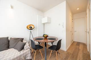 Gelegen op de eerste verdieping van een kleinschalige residentie (slechts 4 units) en recht tegenover de AP Hogeschool, bevindt zich dit bijzonder charmante en lichtrijke appartement met een bewoonbare oppervlakte van ca. 46 m² (EPC). Het gebouw werd in 2018 volledig gerenoveerd en combineert het de charme van een compact stadsappartement met het comfort van een modern afgewerkt geheel.<br /><br />De indeling zit strak en logisch in elkaar:<br />het hart van de woning wordt gevormd door de uitnodigende leefruimte met open keuken—een plek waar licht vrij spel heeft en waar koken en ontspannen één geheel worden. De keuken is praktisch en volledig uitgerust, ideaal voor dagelijks gebruik.<br /><br />Verder beschikt het appartement over een volwaardige slaapkamer, een verzorgde badkamer met instapdouche, een apart gastentoilet en een praktische wasplaats/technische berging — een absolute meerwaarde binnen dit type appartement.<br /><br />Dankzij de centrale ligging in de gegeerde Universiteitsbuurt bevinden winkels, horeca, openbaar vervoer en het bruisende stadsleven zich op wandelafstand. Dit maakt het appartement uitermate geschikt voor eigen bewoning, maar ook bijzonder interessant als investering met vlot verhuurpotentieel.<br /><br />Kortom, een instapklaar appartement met een sterke ligging, een doordachte indeling en een aantrekkelijk rendementsperspectief.<br /><br />Voor verdere informatie of een vrijblijvende afspraak tel 03.225.00.68 of mail info@wellimmo.net<br />