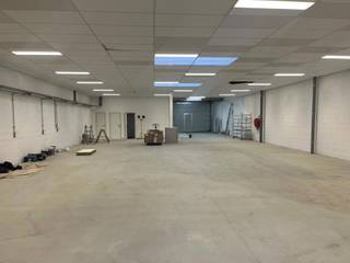 Gerenoveerd bedrijfsgebouw bestaande uit werkplaats/magazijn/atelier van 520m² met kantoorruimte van 237m² over 2 verdiepingen.Mogelijkheid om extra...