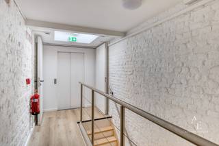 Deze eigendom wordt exclusief aangeboden door Access Estate, contacteer nu de dossierbeheerder Nathan via 0470 06 80 15 of nathan@accessestate.be<br /><br />INSTAPKLARE STUDENTENKAMER OP TOPLOCATIE – ONMIDDELLIJK BESCHIKBAAR<br /><br />Deze prachtige studentenkamer is onmiddellijk beschikbaar en bevindt zich in een recent (2025) volledig gerenoveerd historisch gebouw op een topligging in het centrum, overal dichtbij.<br /><br />Een unieke combinatie van authentieke charme en moderne energiezuinigheid maakt dit een bijzonder aantrekkelijke opportuniteit voor zowel eigen gebruik als investering.<br /><br />De kamer beschikt over:<br /><br />- Private sanitaire ruimte (douche, toilet, lavabo in meubel)<br />- Eigen koelkast en microgolf<br />- Meubels inbegrepen (bureau, bed en vaste kast)<br /><br />Het gebouw biedt extra comfort dankzij:<br /><br />- Mooie gemeenschappelijke ruimtes<br />- Zonnepanelen gekoppeld aan het gebouw<br />- Verwarming via warmtepomp<br />- EPC-label B (energiezuinig)<br /><br />Dankzij de centrale ligging is dit een uiterst gegeerde studentenresidentie met sterke verhuurpotentie. Verwacht aanvangsrendement van 3,37% (+ meerwaarde)<br /><br />Verkoop onder registratierechten.<br /><br />Prijs: €156.000 (excl. kosten)<br /><br />Een ideale opportuniteit voor wie op zoek is naar een direct renderende en toekomstgerichte vastgoedinvestering op toplocatie. Spring nu op de kar van de stijgende vraag naar kwalitatief studentenvastgoed op een goede locatie in centrum Kortrijk!