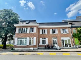 Lichtrijk recent gerenoveerd 1 slaapkamer-appartement gelegen op de eerste verdieping van een kleinschalige residentie te Wachtebeke.<br />Winkels, scholen, openbaar vervoer e.d. bevinden zich in de nabije omgeving. <br /><br />Het appartement omvat een lichtrijke leefruimte met open ingerichte keuken, ruime slaapkamer, badkamer met wastafel en douche, afgescheiden toilet, een balkon en een kelderberging. <br />Tevens is het appartement uitgerust met rolluiken en vliegenramen. <br /><br /><strong>Beschikbaar per 01/08/2025.</strong><br />Provisie gemeenschappelijke kosten: €25/maand. <br /><br />Een bezoek kan <strong>uitsluitend</strong> via onze website aangevraagd worden: https://www.vastgoeddevos.be/te-huur, klik het pand aan en klik vervolgens op "vraag hier uw bezoek aan". <br />