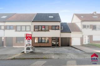 [[ DIT PAND NEEMT DEEL AAN DE ERA OPEN HUIZEN DAG OP 13/6 VAN 13:00 TOT 14:00 ]]
<p>Ben je op zoek naar een gerenoveerde woning met 3 slaapkamers, 2 badkamers, garage en tuin in Aalst? Gevonden!</p>

<p>In een rustige straat, op wandel- en fietsafstand van winkels, scholen en openbaar vervoer, vind je deze instapklare woning met een vlotte verbinding naar het centrum van Aalst en de belangrijkste invalswegen. De woning onderging een grondige renovatie met bijzondere aandacht voor energiezuinigheid, wat resulteert in een gunstig EPC-label B dankzij onder meer hoogrendementsglas, airco’s en dakisolatie. Ook de conforme elektrische keuring vormt een belangrijke troef.</p>

<p>Op het gelijkvloers kom je binnen via de praktische inkomhal met vestiaire. De ruime woonkamer geniet van grote schuiframen die zorgen voor een aangename lichtinval en een naadloze verbinding met de goed georiënteerde tuin. Aansluitend bevindt zich de gloednieuwe keuken, uitgerust met een vaatwasser. Verder beschikt deze verdieping over een praktische garage, meerdere staanplaatsen vooraan en een apart toilet. Op de eerste verdieping bevinden zich twee slaapkamers en twee badkamers, waarvan één recent volledig vernieuwd werd. De derde slaapkamer werd volledig gerenoveerd naar master bedroom.</p>

<p>Ben je benieuwd naar deze verzorgde woning? Contacteer ons snel voor een bezoek en laat je verrassen door de ruimte, het licht en het wooncomfort dat deze eigendom te bieden heeft!</p>