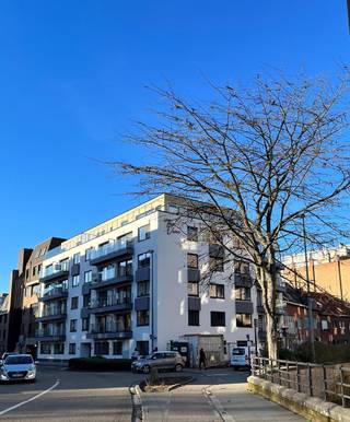 Appartement d'une chambre entièrement rénové dans le centre de Louvain. L'appartement est équipé de tout le confort. Hall d'entrée spacieux avec toilettes séparées et débarras avec branchement pour machine à laver. Séjour avec cuisine ouverte et accès à la terrasse. Une chambre spacieuse avec salle de bain équipée d'un lavabo et d'une douche à l'italienne. Disponible immédiatemment. Loyer 995 € + 75 € de provision pour charges communes. (les charges sont individuelles)