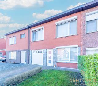 <p>Deze ruime en instapklare woning ligt in een rustige, kindvriendelijke straat, op wandelafstand van het bruisende centrum van Oud-Turnhout. U geniet hier van een rustige woonomgeving met alle voorzieningen vlakbij. Bovendien is de woning uitgerust met zonnepanelen (2160 Wp), die inbegrepen zijn in de verkoopprijs – een mooie troef voor lagere energiekosten.</p>
<p><strong>Indeling</strong><br />Gelijkvloers: u komt binnen via de inkomhal, die toegang geeft tot de lichtrijke leefruimte met zithoek en eetgedeelte. De grote raampartijen zorgen voor een aangename lichtinval en geven mooi zicht op de tuin. De leefruimte is bovendien uitgerust met een gezellige inbouwhaard. Aansluitend bevindt zich de vernieuwde, praktisch ingerichte keuken met zicht op het terras en de tuin. Verder vindt u op het gelijkvloers nog een gastentoilet met lavabo, een handige berging en een inpandige garage met sectionaalpoort.</p>
<p>Verdieping: op de 1ste verdieping bevinden zich 3 ruime slaapkamers en een smaakvol gerenoveerde badkamer, afgewerkt met hoogwaardige materialen. Via een vaste trap bereikt u de 2e verdieping, waar een ruime zolderberging aanwezig is met extra mogelijkheden.</p>
<p><strong>Buiten</strong><br />De zuidgerichte tuin met terras biedt privacy en is ideaal om in alle rust te genieten.</p>
<p><strong>Pluspunten</strong></p>
<ul>
<li>
<p>Rustige, kindvriendelijke ligging</p>
</li>
<li>
<p>Zeer centrale ligging nabij winkels, scholen en voorzieningen</p>
</li>
<li>
<p>Gerenoveerde keuken en badkamer</p>
</li>
<li>
<p>Zonnepanelen (2160 Wp)</p>
</li>
<li>
<p>Inpandige garage met sectionaalpoort</p>
</li>
<li>
<p>Zonnige tuin (zuidoriëntatie)<br /><br />Grote renovatie (keuken &amp; badkamer) in 2010 én vernieuwd dak in 2023.</p>
</li>
<li>
<p>Vaste trap naar zolder (opberg- of uitbreidingsmogelijkheden)</p>
</li>
</ul>
<p>Bent u op zoek naar een comfortabele, energiezuinige woning op een fijne locatie? Dan is dit absoluut een bezoek waard! Neem gerust contact op voor meer info of een bezichtiging.</p>
