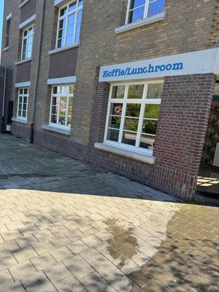 Gelegen in een zeer dichtbevolkte wijk, nabij verschillende invalswegen!! Veel koopkracht! Afzonderlijke meters voor gas, elek en water. Het pand...