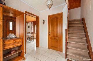 Bent u op zoek naar een <strong>rustig gelegen</strong> woning op een <strong>groot perceel</strong> grond met tal van mogelijkheden?<br /><br />Deze te moderniseren woning in <strong>Geluveld (Zonnebeke) </strong>is gelegen op een prachtig perceel van maar liefst <strong>3.990 m²</strong> en biedt ruimte, privacy en potentieel.<br /><br />De woning werd in de <strong>jaren ’90 vernieuwd</strong> en beschikt over een solide basis met dubbele beglazing en centrale verwarming op mazout. Binnenin vindt u een functionele indeling met onder andere <strong>3 slaapkamers en 2 badkamers</strong>, ideaal voor gezinnen of wie graag extra ruimte heeft.<br /><br />De buitenruimte is een absolute troef: een<strong> ruime tuin</strong>, een aangenaam terras en maar liefst <strong>2 garages</strong> zorgen voor comfort en praktische voorzieningen in een groene omgeving.<br /><br /><u>Troeven van deze woning:</u><br /><br />✔ Landelijke, rustige ligging in Geluveld (Zonnebeke);<br />✔ Groot perceel van 3.990 m²;<br />✔ Veel potentieel na modernisatie;<br />✔ 3 slaapkamers en 2 badkamers;<br />✔ 2 garages, parkeerplaatsen en oprit;<br />✔ Ideaal voor wie houdt van ruimte en natuur.<br /><br />Deze woning is perfect voor wie op zoek is naar een woning met grond en bereid is deze naar eigen smaak te moderniseren. Dankzij de rustige ligging en de nabijheid van belangrijke verbindingswegen geniet u hier van het beste van beide werelden.<br /><br />Benieuwd naar dit pand of een andere eigendom? www.coventa.be – 051 222 051