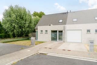 <p><span>Rustig gelegen halfopen woning met landelijk zicht in kindvriendelijke wijk te Moorsele.</span></p><p><span>Richtprijs 399 000 euro.</span></p><p><span>Op het einde van een rustige woonstraat, in een bijzonder </span><span>kindvriendelijke wijk met openbaar speeltuintje</span><span>, vinden we deze instapklare halfopen woning met een prachtig </span><span>landelijk zicht</span><span> achteraan. Een ideale thuis voor gezinnen die houden van rust, veiligheid en een groene omgeving.</span></p><p><span>De woning beschikt over een </span><span>lichtrijke leefruimte</span><span> met open keuken en aansluitende </span><span>praktische berging</span><span>. Vooraan bevindt zich momenteel een </span><span>ingerichte praktijkruimte</span><span>, maar deze kan perfect dienen als </span><span>thuiskantoor</span><span>. Hier is bovendien </span><span>airco</span><span> aanwezig, wat het extra comfortabel maakt om er te werken.</span></p><p><span>Op de bovenverdieping zijn er </span><span>drie volwaardige slaapkamers</span><span>, waarvan één uitgerust met </span><span>airco</span><span>, en een </span><span>badkamer</span><span> met douche, bad, lavabo en toilet.</span></p><p><span>Buiten geniet je van een </span><span>aangelegde tuin</span><span> met open zicht op de zijliggende velden. Het </span><span>terras</span><span>, </span><span>tuinhuis</span><span> en </span><span>overkapping</span><span> maken dit tot een heerlijke plek om te ontspannen en te genieten van de rust.</span></p><h2><span>Troeven</span></h2><ul><li><span>Rustige ligging op het einde van de straat</span></li><li><span>Kindvriendelijke wijk met speeltuintje</span></li><li><span>Praktijkruimte / thuiskantoor met airco</span></li><li><span>Lichtrijke leefruimte met open keuken</span></li><li><span>3 slaapkamers, waarvan 1 met airco</span></li><li><span>Badkamer met bad, douche, lavabo en toilet</span></li><li><span>6 zonnepanelen</span></li><li><span>Aangelegde tuin met landelijk zicht</span></li><li><span>Terras, tuinhuis en overkapping</span></li></ul><h2><span>Bezoekweek</span></h2><p><span>Er is een </span><span>bezoekweek voorzien van 10 tot 16 augustus</span><span>. Gelieve vooraf te verwittigen via mail of telefoon.</span></p><p><span><span>stijn@vastgoedkantoorvanassche.be</span></span><span> of 0476763876</span></p>