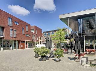 Ontdek deze uitzonderlijke commerciële ruimte van 105m², strategisch gelegen in het hart van Tessenderlo. Deze toplocatie binnen een...