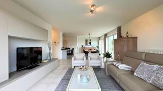 Te koop: instapklaar appartement met groot terras en groen uitzicht in Dilsen-Stokkem<br /><br />Adres: Rijksweg 731/4, 3650 Dilsen-Stokkem<br /><br />Dit instapklare appartement bevindt zich op de eerste verdieping van een verzorgd appartementencomplex en beschikt over een bewoonbare oppervlakte van ca. 120 m². Het appartement combineert een mooie afwerking met een praktische indeling en een aangenaam terras. Het uitzicht over het omliggende groen vormt hierbij de grootste troef.<br /><br />Ook de ligging is een pluspunt. Scholen, winkels en andere dagelijkse voorzieningen bevinden zich op korte afstand. Daarnaast is er een vlotte verbinding richting de Nederlandse grens.<br /><br />Indeling<br /><br />Het appartement is bereikbaar via de lift of de gemeenschappelijke trap.<br /><br />Via de inkomhal komt u het appartement binnen. Hier bevindt zich een apart toilet. Vanuit de inkomhal heeft u verder toegang tot de verschillende ruimtes van het appartement.<br /><br />De ruime, open leefruimte geniet dankzij de vele ramen van veel natuurlijke lichtinval en sluit mooi aan op de open keuken. Aansluitend aan de keuken bevindt zich een praktische bergruimte.<br /><br />Vanuit de leefruimte heeft u toegang tot het terras. Hier kunt u in alle rust genieten van het weidse uitzicht over het omliggende groen, wat zorgt voor een aangename en rustige omgeving.<br /><br />Verder zijn vanuit de inkomhal de twee slaapkamers en de vernieuwde badkamer bereikbaar. De badkamer is voorzien van een bad, douche, toilet en lavabo. Beide slaapkamers hebben eveneens een mooi uitzicht en één van de slaapkamers biedt via een schuifraam rechtstreeks toegang tot het terras.<br /><br />In de kelder beschikt het appartement over een parkeerplaats, waar naast een wagen ook plaats is voor extra bergruimte. Daarnaast is er een aparte kelderberging inbegrepen.<br /><br />Aan de voorzijde van het gebouw is eveneens parkeergelegenheid aanwezig. Hierdoor is er ook voor bezoekers of een tweede wagen voldoende plaats.<br /><br />Het appartement beschikt over een EPC-label B en de elektrische installatie is conform.<br /><br />Vraagprijs: € 329.000,00<br /><br />Interesse in dit instapklare appartement met een mooi terras en een bijzonder uitzicht? Contacteer ons voor meer informatie of om een bezichtiging in te plannen.