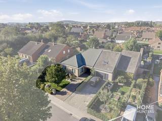 Op zoek naar een degelijke woning op een rustige ligging? <br />In Dikkebus ontdek je deze verzorgde halfopen woning met drie slaapkamers, een zuidwestgerichte tuin en heel wat praktische troeven. Bovendien biedt de zolder mogelijkheden voor wie nog extra ruimte kan gebruiken.<br />Via de ruime inkomhal met apart toilet kom je de woning binnen. De lichtrijke leefruimte vormt een gezellige plek om thuis te komen, met een moderne sfeerhaard als sfeervolle blikvanger. De aparte keuken is uitgerust met alle benodigdheden. Verder beschikt de woning over drie slaapkamers en een badkamer met wastafel en ligbad.<br />Ook buiten is het aangenaam vertoeven. De zuidwestgerichte tuin laat je volop genieten van de zon, terwijl het overdekte terras en de zonneluifel voor een plekje in de schaduw zorgen. Het tuinhuis biedt handige opbergruimte voor tuinmateriaal.<br /><br />Aan parkeergelegenheid geen gebrek dankzij de carport en de inpandige garage. Vanuit de garage heb je rechtstreeks toegang tot de tuin en bereik je via een trap de zolder. Deze ruimte biedt mogelijkheden om extra kamers te creëren, afgestemd op jouw woonwensen.<br />Ook op technisch vlak heeft deze woning heel wat te bieden: 13 zonnepanelen, een EPC-label C met een energiescore van 235 kWh/m²/jaar en een conforme elektrische installatie. Daarnaast is de woning asbestveilig en beschikt ze over een regenwaterput van 10.000 liter.<br />Zie jij jezelf hier al thuiskomen? Contacteer Home Hunters en ontdek deze woning tijdens een bezoek!
