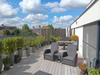 Dit appartement onderscheidt zich door zijn hoogwaardige materiaalkeuze en oog voor detail.De indeling (1e verdieping):- Inkomhal met vestiaire...