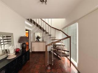 <p><span>DESTELBERGEN - </span><span>Op zoek naar een charmante woning met zonnige tuin en 5 slaapkamers te huur in Destelbergen?<br />Dan is dit pand mogelijk iets voor u</span></p><p><span>De belangrijkste troeven in een notendop: </span></p><ul><li><span>Rustig en residentieel gelegen</span></li><li><span>Prachtige tuin met tennisterrein</span></li><li><span>Lichtrijke en ruime leefruimte </span></li><li><span>5 volwaardige slaapkamers met ingemaakte kasten </span></li><li><span>Extra bergplaats gelegen naast de woning met keuken en douche (ideaal als vrije tijd ruimte)</span></li><li><span>Inclusief inpandige garage en voldoende parkeergelegenheid voor de woning</span></li></ul><p><span>Zo ziet het gelijkvloers eruit: </span><span><br />Inkomhal met apart toilet, ruime L-vormige living met zithoek en eetruimte, ingerichte keuken met aansluitend een berging en een inpandige garage. </span></p><p><span>Zo ziet de eerste verdieping eruit: </span><span><br />5 ruime slaapkamers waarvan 2 slaapkamers met doorlopend terras, badkamer met lavabomeubel, douche, bad en toilet. Ruime zolder. </span></p><p><span>Zo ziet de bergplaats eruit (aanpalend aan de woning): </span><span><br />Vrije tijd ruimte met keuken en douche. </span></p><p><span>Zo ziet de buitenruimte eruit: </span><span><br />Grote tuin met terras en tennisterrein. </span></p><p><span>Belangrijk:<br /></span><span>Beschikbaar vanaf: overeen te komen</span><span><br /></span><span>EPC: 342 kWh/m²<br />Huurprijs: 1900 euro/maand</span></p><p><span>Voor een bezoek ter plaatse, vul zeker uw huurdersprofiel in via onze website!</span></p><p><span> </span></p>