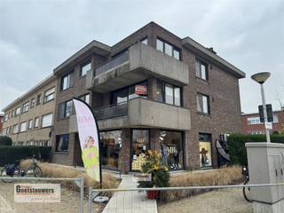 <p><span>Licht hoekappartement aan de rand van Mariaburg gelegen op de eerste verdieping in een kleinschalig gebouw.</span></p><p><span> </span></p><p><span>Dit éénslaapkamerappartement beschikt over een leefruimte met open keuken. Dankzij de hoekligging geniet je hier van zeer veel lichtinval. </span></p><p><span>Vooraan een terras met mooi uitzicht op omliggende weilanden waar u kan genieten van de avondzon.</span></p><p><span>Verder is er een ruime slaapkamer met aansluitend de douchekamer met lavabo en toilet.</span></p><p><span> </span></p><p><span>Het appartement is momenteel verhuurd, wat het ook interessant maakt als investering.</span></p><p><span> </span></p><p><span>Epc-label B</span></p><p><span> </span></p><p><span> </span></p>