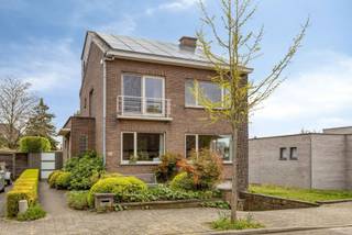 Instapklare woning op een bijzonder gegeerde locatie aan de rand van de stad, nabij de levendige vaartkom, op fietsafstand van het bruisende...