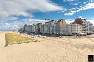 <p>In een recente residentie op de Zeedijk van Knokke bevindt zich dit stijlvol appartement (2020) met een adembenemend frontaal zeezicht. Vanuit het gebouw kijkt u bovendien uit op de nieuw aangeplante duinengordel, wat zorgt voor een unieke en natuurlijke setting. De moderne architectuur en hoogwaardige afwerking maken van dit eigendom een zeldzame kans op een absolute topligging.</p>
<p>Bij binnenkomst treft u een uitnodigende inkomhal met gastentoilet en praktische berging. De lichtrijke leefruimte sluit naadloos aan op de open keuken en het terras, waar het uitzicht op de zee, strand en duinen. Het appartement telt twee slaapkamers, waarvan één toegang biedt tot een tweede terras aan de achterzijde, wat extra buitenruimte en natuurlijke lichtinval garandeert. De badkamer is ingericht met een douche en kwaliteitsmaterialen.</p>
<p>Verder beschikt dit eigendom over een privatieve kelderberging.</p>