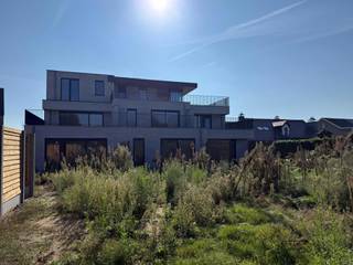 <p><strong>NIEUWBOUWAPPARTEMENT TE HUUR – CENTRUM RETIE</strong></p>
<p>📍 Laarstraat 8, Retie</p>
<p>Modern en energiezuinig <strong>1-slaapkamerappartement op het gelijkvloers</strong>, gelegen op wandelafstand van talrijke voorzieningen. Het appartement voelt bijzonder ruim aan en beschikt over een <strong>groot terras van bijna 14 m²</strong>, met prachtig uitzicht op een aangelegde tuin.</p>
<p><strong>Indeling & troeven:</strong></p>
<ul>
<li>
<p>Ruime slaapkamer aan de achterzijde</p>
</li>
<li>
<p>Lichtrijke leefruimte met volledig uitgeruste keuken</p>
</li>
<li>
<p>BORA-kookplaat met geïntegreerde afzuiging</p>
</li>
<li>
<p>Combi-oven, vaatwasser en ingebouwde koelkast met vriesvak</p>
</li>
<li>
<p>Badkamer met inloopdouche, enkel meubel en handdoekdroger</p>
</li>
<li>
<p>Apart toilet</p>
</li>
<li>
<p>Technische ruimte met aansluitingen voor wasmachine en droogkast</p>
</li>
<li>
<p>Groot terras van ±14 m² met zicht op de tuin</p>
</li>
<li>
<p>Ondergrondse parkeerplaats en private berging</p>
</li>
<li>
<p>Gemeenschappelijke fietsenstalling</p>
</li>
<li>
<p>Vloerverwarming via warmtepomp</p>
</li>
<li>
<p>EPC in opmaak – verwacht E-peil 20 à 30</p>
</li>
</ul>
<p>💶 <strong>Huurprijs:</strong> €950/maand<br />🏢 <strong>Gemeenschappelijke kosten:</strong> €100/maand<br />🚗 <strong>Ondergrondse parkeerplaats:</strong> €50/maand<br />🔑 <strong>Huurwaarborg:</strong> 3 maanden<br />📅 <strong>Beschikbaar vanaf 1 november</strong></p>
<p>Een comfortabel en energiezuinig nieuwbouwappartement op een uitstekende locatie in het centrum van Retie.</p>