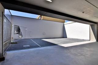 Autostaanplaats in veilige omgevingGelegen op een afgesloten koer, beschikbaar als openluchtstaanplaats of onder carport (+ € 10)Voor meer informatie...