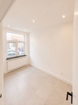 In de Kunstenaarstraat in Sint-Amandsberg bevindt zich dit verzorgde en instapklare appartement. Dankzij de praktische indeling, twee volwaardige slaapkamers en de uitstekende ligging vormt dit een interessante opportuniteit voor zowel eigen bewoning als investering.<br /><br />Het appartement beschikt over een lichtrijke leefruimte, een geïnstalleerde keuken, een badkamer en twee ruime slaapkamers. De verzorgde afwerking zorgt ervoor dat u zonder zorgen meteen kunt intrekken.<br /><br />De ligging combineert een aangename woonomgeving met een uitstekende bereikbaarheid. Het centrum van Gent, openbaar vervoer, winkels, scholen en belangrijke invalswegen zoals de E17, E40 en R4 bevinden zich in de onmiddellijke nabijheid.<br /><br />Troeven:<br />• EPC-score C<br />• Mobi-score 9,4/10<br />• 2 volwaardige slaapkamers<br />• Lichtrijke leefruimte<br />• Instapklaar appartement<br />• Uitstekende bereikbaarheid<br />• Interessant als investering of eigen bewoning<br /><br />Voor meer informatie of een bezoek, contacteer Thomas via 0474 26 27 58 of via info@vicusvastgoed.be.