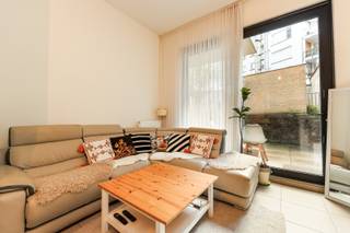 <p><strong>Gelijkvloers appartement met ruim terras (ca.13m²)</strong> gelegen in de trendy <strong>Theaterbuurt</strong>, op wandelafstand van de beste shopping-straten van Antwerpen, de Vogelenmarkt, het Stadspark en het gezellige Mechelseplein. Tevens is er een uitstekende verbinding met de Ring, E19 en het openbaar vervoer.<br /><br /><strong>Indeling:</strong><br />Inkom, woonkamer met aangrenzend ruim terras op betonsteen, open ingerichte keuken (oven, koelkast met vriesvak, vaatwasser, keramische kookplaat met dampkap), wasplaats/berging, slaapkamer met veel lichtinval, badkamer met douche, lavabo en toilet.<br /><br /><strong>Bijzonderheden:</strong><em> </em><br />- Fietslift met fietsenbergingen.<br />- CV op gas - individueel verbruik.<br />- Momenteel verhuurd. <br /> </p>
<p> </p>
<p> </p>