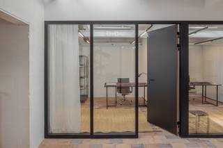 Prachtige co-working space nabij het centrum van Gent en tal van invalswegen waar creativiteit en ondernemerschap gestimuleerd worden! De kantoorruimte met een oppervlakte van 108 m² (max. 16 werkplaatsen) is stijlvol ingericht en aangekleed met kunstwerken van Gentse Kunstenaars. Het instapklare kantoor is voorzien van oa. een vergaderzaal, eventzaal, keuken en sanitair. De moderne ruimte situeert zich in een kwalitatief kantoorgebouw met leuke uitstraling en een gezellige stadstuin. Ruime parkeermogelijkheid bij het gebouw. Tevens vlot bereikbaar met het openbaar vervoer. Onmiddellijk beschikbaar! Ook andere oppervlaktes mogelijk. Prijs is ALL INCLUSIVE (internet, verwarming, water,...).<br /><br />Vestig uw bedrijf op deze unieke toplocatie, contacteer PANORAMA voor bijkomende inlichtingen of een vrijblijvend plaatsbezoek 0477 44 39 30.