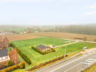Deze charmante chalet/woning is rustig gelegen in een groen recreatiedomein langs de Ninoofsesteenweg en biedt een unieke combinatie van...