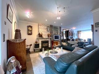 Zeer mooi instapklare woning afgewerkt met kwalitatieve materialen.<br />Bent u opzoek naar een woning waar u zonder zorgen kan intrekken dan is deze prachtige instapklare woning wat u zoekt. <br /><br />Indeling<br />Inkomhal, apart toilet, ruime leefruimte, 2 keukens, badkamer, bergruimte, garage, wasruimte, tuin, tuinberging.<br /><br />1ste verdiep<br />2 ruime slaapkamers, dressing (mogelijkheid voor 3de slaapkamer), badkamer, berging <br />Zolderverdieping mogelijkheid tot extra kamer.<br /><br />Troeven
<ul><li>Instapklaar </li><li>Mogelijkheid tot 3 de slaapkamer </li><li>2 badkamers </li><li>zeer ruime woning</li><li>rustgevende tuin </li></ul>
<br />Neem vandaag nog contact op met uw ERA-makelaar voor een bezoek.<br />