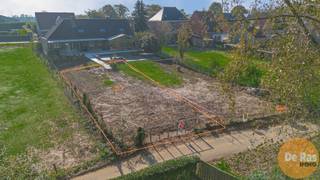 SMETLEDE - Bouwgrond, geschikt voor halfopen bebouwing, in een uiterst rustige straat op een perceel van 3a2ca (lot 3 op het verkavelingsplan).Dit...