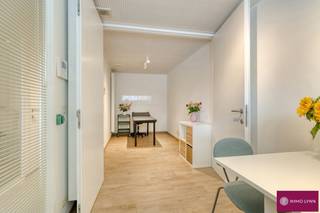 Commercieel gelijkvloers in centrum Kampenhout! Op het gelijkvloers: inkomhal, wachtruimte, 3 praktijkruimtes, toilet en kitchenette. Volledig gerenoveerd in 2019 met geluidswerende & akoestische panelen. Centraal gelegen in centrum Kampenhout; op wandelafstand van winkels, scholen en openbaar vervoer. Strategisch gelegen tussen Brussel - Leuven - Antwerpen. Voldoende parkeergelegenheid rond het pand.