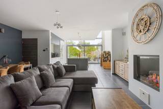 RUIME, ENERGIEZUINIGE WONING MET MODERNE ARCHITECTUUR EN AANGENAME TUIN OP 3A 81CA.De recente woning (bj. 2009) is gelegen langsheen de Rijweg te...