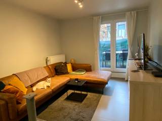 Stijlvol duplexappartement in hartje Gent.<br />In het historische stadscentrum van Gent bevindt zich dit charmante en lichtrijke duplexappartement met een praktische indeling en hedendaags comfort.<br />Op het gelijkvloers vindt u een ruime polyvalente ruimte die perfect kan dienen als bureel, hobbyruimte of extra living met slaaphoek.<br />De eerste verdieping heeft een aangename en ruime leefruimte met open indeling en directe toegang tot een zonnig terras van 15m². De moderne, volledig ingerichte keuken sluit beschikt over een praktische berging. Verder is er 1 volwaardige slaapkamer en een badkamer met douche.<br />Een belangrijk pluspunt is de privatieve autostaanplaats onder het gebouw, wat een echte meerwaarde is in het stadscentrum.<br />Dankzij de uitstekende ligging geniet u van vlotte verbindingen met het openbaar vervoer en bevindt u zich op wandelafstand van winkels, horeca en alle stedelijke voorzieningen. EPC B label, verwarming op aardgas.<br />Interesse? Contacteer ons via LS@entree.be voor een bezichtiging.Vrij vanaf 1/03/2026