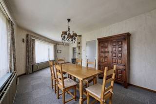 Deze rustig gelegen gelijkvloerse woning heeft nog een tikkeltje liefde nodig om er jouw droomwoning van te maken. Maar potentieel heeft ze...