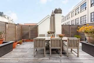 Quares - TREVI Groep presenteert :<br />Wonen in het hart van Antwerpen met rust, ruimte en karakter? Dit uitzonderlijke duplex appartement in de Lange Brilstraat combineert historische charme met hedendaags comfort op topniveau.<br /><br />Gelegen in een prachtig 16e-eeuws stadspaleis, ontwikkeld door Gilbert van Schoonbeke, bevindt zich dit volledig gerenoveerde en instapklare penthouse van maar liefst 134 m² en een enorm groot en goed georiënteerd terras. Het gebouw werd met zorg opgedeeld in enkele exclusieve appartementen en verkeert vandaag in uitstekende staat.<br /><br />Indeling & troeven<br /><br />Bij het betreden van het appartement valt meteen de indrukwekkend ruime en lichtrijke leefruimte op, waar authenticiteit en licht centraal staan. De living werd volledig voorzien van een mooie parketvloer, gezellige open haard, airco en een prachtige trap volledig afgewerkt in glas. De ruimte biedt bovendien voldoende mogelijkheden voor het integreren van één of meerdere thuiswerkplekken (zie bureauruimte).<br /><br />Aansluitend bevindt zich het absolute pronkstuk: een zonnig en uitzonderlijk ruim terras van 34 m², perfect georiënteerd en vormt zo een zeldzame, rustige oase midden in de stad.<br /><br />De open, hypergeïnstalleerde Cubex-keuken (2019), sluit naadloos aan op de leefruimte en is afgewerkt met hoogwaardige materialen en toestellen. Verder beschikt deze verdieping over een praktische berging en een gastentoilet.<br /><br />Op de bovenverdieping bevindt zich een ruime en lichtrijke slaapkamer met zichtbare authentieke balken die het karakter van het pand extra benadrukken. Aansluitend is er een ensuite dressing, een extra berging/technische ruimte en een luxueuze ensuite badkamer (2019) uitgerust met ligbad, inloopdouche, dubbele wastafel en toilet.<br /><br />Extra comfort & pluspunten:<br /><br />-Zeer gunstig EPC (label B) – energiezuinig wonen<br />-Conforme elektrische keuring (AREI)<br />-Volledig kwalitatief gerenoveerd (2019)<br />-Asbestvrij<br />-Airco<br />-Zeer lage gemeenschappelijke kosten<br />-Gelegen in een prachtig historisch gebouw<br />-Mogelijkheid tot overname van 1 of 2 ondergrondse autostaanplaatsen in de nabije omgeving<br /><br /><br />Gelegen in het historische centrum van Antwerpen, op wandelafstand van gezellige pleinen, restaurants, winkels en cultuur. Hier geniet u van het beste wat de stad te bieden heeft, gecombineerd met rust en privacy.<br /><br />Interesse in dit unieke aanbod? Neem contact op voor een persoonlijke rondleiding.