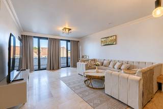 Appartement lumineux de 2 chambres avec 2 balcons et garage à Torhout<br /><br />Ce spacieux et lumineux appartement bénéficie d'une situation centrale à Torhout, à proximité de la gare et du centre-ville. Les commerces, écoles, transports en commun et autres commodités du quotidien se trouvent à proximité. Les principaux axes routiers sont également facilement accessibles.<br /><br />Grâce à ses grandes baies vitrées, le vaste séjour bénéficie d'une belle luminosité naturelle et offre suffisamment d'espace pour aménager à la fois un coin salon confortable et une salle à manger.<br /><br />La cuisine spacieuse et fonctionnelle dispose de nombreux rangements et est équipée d'un four encastré, d'une plaque à induction et d'un double évier. À côté de la cuisine se trouve un débarras/buanderie séparé, idéal pour du rangement supplémentaire et pour y installer notamment une machine à laver.<br /><br />L'appartement comprend également deux chambres spacieuses ainsi qu'une salle de bains avec baignoire. Les deux balcons offrent d'agréables espaces extérieurs et apportent un confort supplémentaire.<br /><br />L'appartement est situé dans un immeuble équipé d'un ascenseur et dispose également d'un garage privatif. <br /><br />Atouts :<br />✔ Situation centrale à Torhout<br />✔ Séjour spacieux et lumineux<br />✔ Grandes baies vitrées<br />✔ Cuisine pratique et équipée<br />✔ Débarras/buanderie séparé<br />✔ 2 chambres spacieuses<br />✔ Salle de bains avec baignoire<br />✔ 2 balcons<br />✔ Ascenseur dans l'immeuble<br />✔ Garage privatif