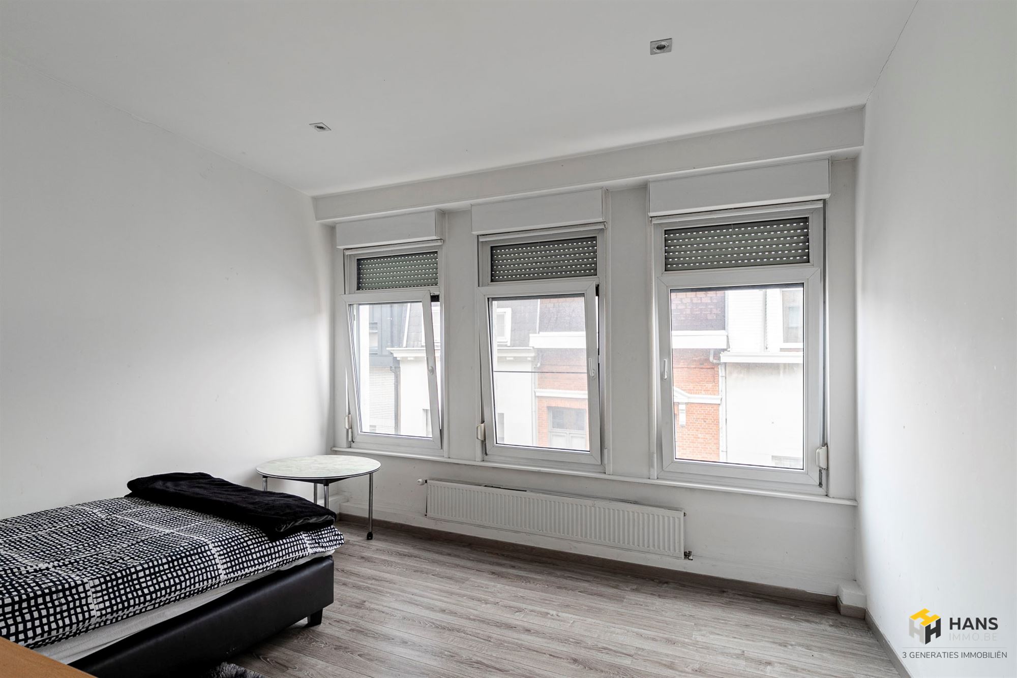 Ruime woning (… m²) met 5 slaapkamers, 2 badkamers en buitenruimte (30 m²) in Borgerhout. - foto 3