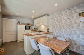 <p><strong>Op enkele minuutjes wandelen van het centrum van Herenthout, in de Molenstraat, staat deze halfopen bebouwing te wachten op een nieuwe toekomst. De woning vraagt om een grondige renovatie, maar wie graag zelf keuzes maakt én een huis naar eigen smaak vormgeeft, kan hier volop aan de slag. Met twee slaapkamers, een zolder die verder afgewerkt kan worden en een zuidgerichte tuin is er alvast een mooie basis om op verder te bouwen. Kom binnen…</strong></p><p><strong>Binnenkomen via de keuken</strong><br />Je komt de woning binnen via de keuken aan de zijkant. Die is halfopen en heeft een werkblad met een warme uitstraling. Ernaast is er plaats voor een eettafel, zodat koken en tafelen hun eigen plek krijgen - zonder helemaal van elkaar gescheiden te zijn.<br />Dubbele deuren naar de leefruimte<br />Vanuit de keuken geven dubbele deuren toegang tot de woonkamer. Daar vind je een zithoek met open haard én ruimte voor een bureau. Zo kan de leefruimte verschillende functies combineren: ontspannen na een lange dag, gezellig samen zitten of even rustig aan het werk.</p><p><strong>Een badkamer met een knus hoekje</strong><br />De badkamer heeft een bad dat half verscholen zit achter een muurtje. Dat geeft de ruimte een gezellig, beschut karakter. Ook deze plek kan mee opgenomen worden in de renovatieplannen, zodat je de woning verder kunt afstemmen op je eigen smaak.</p><p><strong>Boven valt er nog iets af te werken</strong><br />De woning telt twee slaapkamers. De kleinere slaapkamer heeft een ingebouwde kastenmuur, wat meteen een praktische opbergoplossing oplevert. Daarnaast is er een zolder die nog verder afgewerkt kan worden. Een extra ruimte om bij je plannen te betrekken en op termijn naar eigen wensen, plannen en dromen in te vullen.</p><p><strong>Achteraan: extra veel plaats</strong><br />Achteraan bevindt zich een grote bergplaats of garage, die ook dienst kan doen als werkhuis. Handig voor wie graag ruimte heeft om spullen op te bergen, te klussen of materiaal een vaste plek te geven.</p><p><strong>Een zonnige tuin</strong><br />Ook buiten liggen er mogelijkheden. De tuin is zuidgericht, een fijne troef voor wie graag van de buitenruimte geniet én een echte zonneklopper is.</p><p>Interesse?Lier@ugly.be</p>