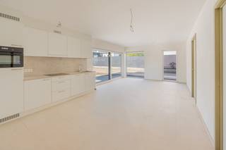 <p>Op zoek naar een comfortabel en energiezuinig appartement op een centrale ligging? Dit gelijkvloerse appartement in nieuwbouwproject <strong>HET DORP</strong> in het centrum van Onze-Lieve-Vrouw-Waver is onmiddellijk beschikbaar.</p><p>Het appartement beschikt over een lichtrijke leefruimte met open keuken, één volwaardige slaapkamer, een moderne badkamer en een aangenaam privatief terras waar je in alle rust kan genieten. Daarnaast is een privatieve autostaanplaats inbegrepen.</p><p>Dankzij de kwalitatieve afwerking, energiezuinige technieken en rolstoeltoegankelijke inrichting geniet je van een hoog wooncomfort en een lage energiekost.</p><p>De centrale ligging is een absolute troef: winkels, bakker, apotheek, huisarts en openbaar vervoer bevinden zich op wandelafstand, waardoor je alle dagelijkse voorzieningen binnen handbereik hebt.</p><ul><li><p>Onmiddellijk beschikbaar </p></li><li><p>€85 gemeenschappelijke kosten/ maand</p></li></ul><p></p><p>Vraag uw bezoek uitsluitend aan via de website van Malines Group!</p>
