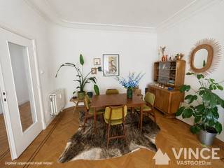 Dit mooie authentieke appartement in hartje Berchem heeft vele troeven. Het bevindt zich in het residentiële Pulhof, heeft maar liefst twee terrassen en ligt overal vlakbij.<br /><br />Het appartement heeft twee ruime slaapkamers, een goed uitgeruste keuken en een mooie living met een prachtige visgraatparket. Ook de inkomhal is erg groot en er is een bergruimte en een wasplaats. Verder heeft het appartement een apart toilet alsook een mooie badkamer waar de authentieke elementen ook in terug te vinden zijn.<br /><br />Fietsen kan je ook gemakkelijk in de kelder plaatsen!<br /><br />Kortom, dit appartement biedt een unieke combinatie van modern comfort en authentieke charme.