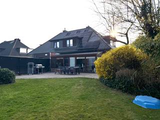 Deze half open bebouwing werd volledig gerenoveerd in 2018 en heeft volgende indeling: inkomhal met gastentoilet, aangename en lichtrijke leefruimte met inbouwcassette op hout, keuken voorzien van voldoende opbergkasten en toestellen, aangebouwde veranda met nieuw geïsoleerd dak en verwarming, deze wordt momenteel gebruikt als bureel en berging, aparte berging grenzend aan de keuken. Op de verdieping zijn er 2 grote slaapkamers aanwezig en 1 kleinere slaapkamer. Badkamer met combinatie ligbad/douche en lavabo. Valluik naar de geïsoleerde zolder. Buiten: terras, gemetste garagebox met kantelpoort, grote en diepe tuin. extra's: nieuwe elektriciteit, verwarming op mazout, zonnepanelen met thuisbatterij.