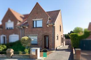 Achter deze charmante gevel schuilt een ruim en verzorgd huis dat voorzien is van alle comfort. Is centraal gelegen in een doodlopende straat, vlot bereikbaar. Via de inkom- en traphal betreed je een aangename living vooraan met zithoek, aansluitend de eetplaats, een comfortabele leefkeuken (ruim voorzien van kasten, en alle toestellen + kookeiland voorzien van gasfornuis) met eetgedeelte, een zeer gerriefelijke badkamer (ligbad, dubbele wastafel, douche en wc). Een praktische en droge kelder biedt nog wat extra-bergruimte. Boven zijn er 2 mooie slaapkamers (waarvan 1 de functie kreeg van dressing), een douchekamer met toilet en wastafel, en met een vaste trap naar een derde slaapkamer in een gezellig dakverdiep. De oprit die plaats kan bieden aan meerdere wagens, leidt naar de garage/fietsenberging, met aansluitend een aparte atelier-ruimte die multifunctioneel kan ingevuld worden. Een grote werkruimte met een mezzanine doet onder meer dienst als wasplaats, en geeft met met zijn schuifraam uit op een leuk terras die de voormiddagzon biedt, onder de pergola met druivelaar. De verzorgde aangelegde tuin biedt privacy en rust en, heeft ook achteraan nog een overdekt terras waar het in de late namiddag en 's avonds zalige momenten u opwachten, met een bijzonder tuinhuis (dé "chouffe chalet" genaamd) waar het gezellig toeven is aan de elektrische haard, in wat koudere dagen). Zo kan in alle seizoenen optimaal genoten worden met alle leuke ruimtes die voorhanden zijn. De woning is op alle ruimtes voorzien van airco, met warmtepomp (buitenunit) en bovendien is er in de leefruimte een palletkachel, die er in de winter het lekker gezellig warm houdt. De woning is voorzien van 17 zonnepanelen die een normaal gezinsverbruik ruim dekt. Naast de verrassende tuimtes binnenin, is er ook wat extra plaats voor iemand die wat hobbyruimte of werkruimte wenst. Asbestveilig attest, elektriciteit conform gekeurd, EPC-score is gunstig (C), regenwaterput, technieken allemaal prima in orde.. Grijp uw kans, en plan een bezoek!