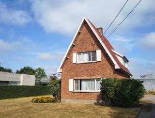 <p><span>Ligging<br />/ zijstraat Hoekskensstraat<br />/ rustige en groene omgeving - doodlopende straat<br />/ landelijk karakter<br />/ uitstekende bereikbaarheid<br /><br />Indeling<br />Via de hall of veranda betreedt u deze woning waar de ruime leefruimte en de open keuken samenkomen en een aangename verbinding vormen voor het dagelijkse gezinsleven. Verder is er een badkamer (voorzien van een meubel met 2 lavabo's, een toilet en een ligbad) en een handige kelder voor extra bergruimte.</span></p><p><span>Op de verdieping bevinden zich 2 ruime slaapkamers.<br />Deze landelijke woning is omgeven door een mooie, grote tuin met oprit naar de buitenberging en carport.<br /><br />Verwarming:<br />/electrische accumulatoren<br />/houtkachel in living (staat niet op de foto's maar wordt nog (terug-)geplaatst.<br /><br />Huurprijs<br />950,00 euro / maand<br /><br />Vrij<br />01 oktober 2026<br /><br />Bezoek<br />Gelieve 'jouw huurprofiel' hieronder in te vullen om een aanvraag voor bezoek te doen. Als er een bezoekmoment ingepland wordt en uw profiel voldoet aan de verwachtingen, zal u gecontacteerd worden. Gelieve er rekening mee te willen houden dat er voor sommige woonhuizen heel veel aanvragen binnenkomen en wij niet altijd in de mogelijkheid zijn alle aanvragers te contacteren of een bezoekmoment te geven.</span></p>