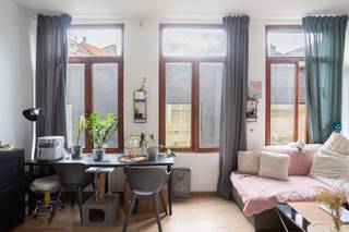 Gelegen in het charmante en autoluwe Kopstraatje, midden in het historische centrum van Antwerpen, vinden we deze gezellige studio met een aparte slaapruimte en badkamer.<br />De ligging is zonder twijfel één van de grootste troeven van deze eigendom. Het Kopstraatje bevindt zich op wandelafstand van de Grote Markt, de Schelde, de Groenplaats en de Meir. De buurt combineert het authentieke karakter van de Antwerpse binnenstad met een bijzonder ruim aanbod aan winkels, restaurants, cafés en culturele voorzieningen. Alles wat de stad te bieden heeft, bevindt zich letterlijk voor de deur.<br /><br />De studio beschikt over een leefruimte met een afzonderlijke slaapruimte,, een badkamer en een praktische indeling. Dankzij de aparte slaapruimte biedt de studio meer wooncomfort en privacy dan een klassieke open studio.<br />Een interessante eigendom voor investeerders: de studio is momenteel stabiel verhuurd, waardoor de nieuwe eigenaar vanaf de aankoop kan rekenen op een bestaande huuropbrengst. De combinatie van een aantrekkelijke ligging, een compact en vlot verhuurbaar type eigendom en een gevestigde huurder maakt dit een interessante investering in het centrum van Antwerpen.