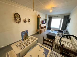 Dit verzorgd woonhuis in Rekkem is ideaal voor starters of een klein gezin en beschikt over twee slaapkamers, een badkamer en een praktische indeling.Op het gelijkvloers bevindt zich een ingerichte keuken met aansluitend een lichtrijke woonkamer. Op de verdieping zijn er twee slaapkamers met houten vloeren en een functionele badkamer met douche en wastafel.Verder beschikt de woning over bergruimte met plaats voor wasmachine en droger, evenals een gezellige, beschutte buitenruimte met uitweg achteraan (fiets en voetweg).Gelegen in het centrum van Rekkem, met vlotte bereikbaarheid en nabij lokale voorzieningen.