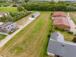 Unieke bouwgrond van 2.690 m² – Gentstraat 14, Zilverberg (Roeselare)<br /><br />Bent u op zoek naar een ruim perceel waar wonen en ondernemen gecombineerd kunnen worden? Dan biedt deze uitzonderlijke bouwgrond een zeldzame opportuniteit.<br /><br />Met een oppervlakte van 2.690 m², een straatbreedte van meer dan 24 meter en een diepte van ca. 112 meter biedt dit perceel tal van mogelijkheden. Achteraan grenst het aan bosgebied, wat zorgt voor een blijvend groen uitzicht, maximale privacy en de zekerheid dat er achteraan niet meer gebouwd wordt.<br /><br />Gelegen aansluitend op de dorpskern van Zilverberg en op slechts 1 km van het centrum van Roeselare, met een uitstekende bereikbaarheid via de N32, N36 en E403. Winkels, scholen, openbaar vervoer en andere voorzieningen bevinden zich in de directe omgeving.<br /><br />De bestemming laat onder meer toe:<br />• vrijstaande woning;<br />• woning met administratieve bedrijfszetel;<br />• woning met para-agrarische activiteit (o.a. dierenarts, trimsalon, logopedist, psycholoog, labo, landschapsarchitect...);<br />• woning met achterliggende loods of hangaar;<br />• vrijstaande loods of hangaar, ook zonder woning.<br /><br />Dankzij de royale perceeloppervlakte kan een ruime loods of hangaar worden gebouwd voor opslag, werkplaats, stalling, dierenhouderij of commerciële, ambachtelijke en industriële activiteiten. De bedrijvigheid hoeft niet grondgebonden te zijn.<br /><br />Geschikt voor onder meer een garagebedrijf, grondwerker, tuinaanlegger, machineherstel, hondenpension, veehandel of andere ondernemingen.<br /><br />Troeven<br />✔ 2.690 m² bouwgrond<br />✔ Straatbreedte > 24 m – diepte ±112 m<br />✔ Achteraan bosgebied<br />✔ Wonen en ondernemen combineerbaar<br />✔ Zeer ruime bouw- en gebruiksmogelijkheden<br />✔ Uitstekende bereikbaarheid<br />✔ Slechts 1 km van Roeselare<br /><br />Een perceel met deze oppervlakte, bestemming en mogelijkheden is bijzonder zeldzaam en biedt een unieke kans voor zowel particulieren als ondernemers.<br /><br />Voor meer informatie of een bezichtiging contacteer Simon via 0498/123.708 of simon@vicusvastgoed.be