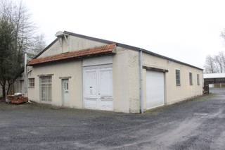 In het centrum van Ardooie bieden we een loods aan van 284m². Vaste verlichting en voorzieningen voor elektriciteit zijn aanwezig. De loods is voorzien van een automatische inrijpoort met volgende afmetingen: 2,63m hoog op 3,5m breed. De loods zelf heeft een hoogte van 3,07m. Deze plaats kan zowel als opslagruimte als werkruimte fungeren.